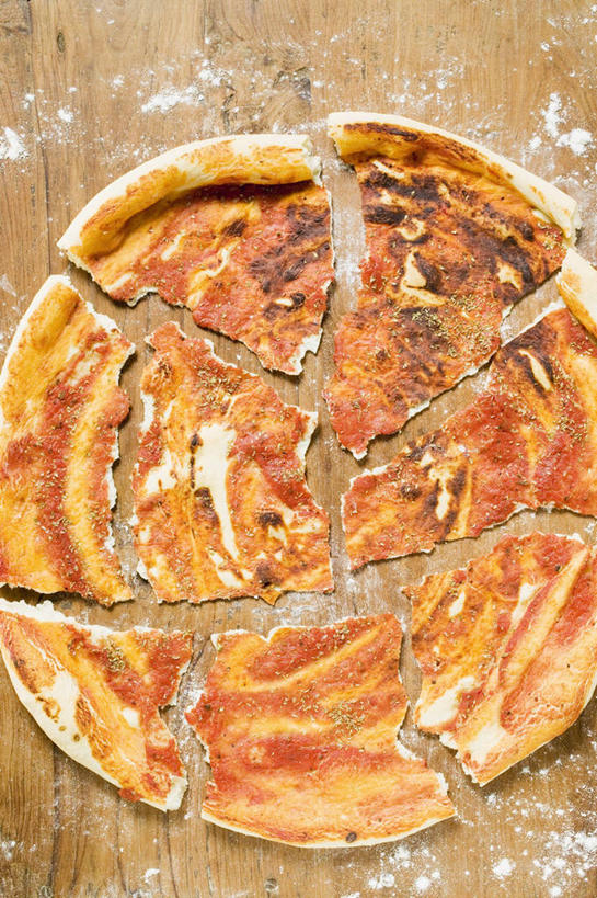 无人,竖图,俯视,室内,特写,白天,烹饪,西餐,餐桌,桌子,切开,阴影,反射,木制,粉末,影子,面粉,料理,食品,披萨,匹萨,粮食,菜肴,美食,食物,木制品,快餐,切,粉,西式,摄影,佳肴,影棚,餐台,农产品,比萨,剖面,西式快餐,垃圾食品,原材料,切面,意大利薄饼,粉状,彩图,高角度拍摄,影棚拍摄,拍摄