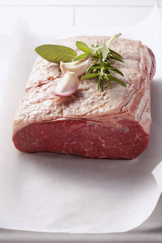 无人,竖图,俯视,室内,特写,白天,餐桌,桌子,蒜,一块,阴影,新鲜,反射,包装,包装纸,影子,纸,调味,肉,香料,佐料,牛肉,纸张,蒜头,肉类,红色,摄影,影棚,餐台,迷迭香,配料,包装材料,牛皮纸,肉食,海洋之露,作料,胡蒜,大蒜,彩图,高角度拍摄,影棚拍摄,拍摄