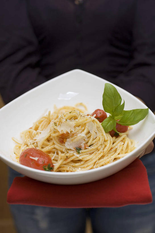 面食,面条,奶酪,意大利面,西方人,一个人,站,捧,竖图,俯视,室内,特写,白天,西餐,植物,蔬菜,西红柿,小番茄,叶子,欧洲,欧洲人,仅一个年轻女性,仅一个女性,仅一个人,阴影,服装,新鲜,反射,布料,影子,陶瓷,面,香料,干酪,起司,料理,食品,绿叶,草药,陶瓷制品,芝士,营养,布纹,休闲装,中药,桌布,食物,一个,衣服,红色,白色,餐巾,容器,台布,碗,香草,站着,休闲,休闲服,嫩叶,乳酪,西式,服饰,有机食品,绿色食品,单个,储藏,罗勒,乳制品,储存,紫苏,药材,中草药,发酵,九层塔,圣约瑟夫草,甜罗勒,兰香,中药材,本草,小西红柿,樱桃小番茄,珍珠小番茄,年轻女性,女人,女性,白种人,叶,叶片,樱桃番茄,圣女果,番茄,端,端着,捧着,手捧,站立,半身,彩图,高角度拍摄,贮存