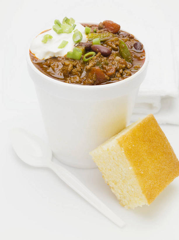 点心,无人,竖图,俯视,室内,特写,白天,白色背景,烹饪,西餐,植物,豆,辣椒,蔬菜,杯子,阴影,新鲜,反射,影子,勺子,豆类,豆子,刀豆,料理,食品,甜点,甜品,一杯,四季豆,菜肴,美食,食物,糕点,纸制品,调羹,汤匙,甜食,奶油,西式,摄影,佳肴,有机食品,绿色食品,影棚,纸杯,乳制品,一次性杯子,芸豆,豆科,辣角,红海椒,大椒,辣虎,广椒,菜豆,二季豆,白肾豆,架豆,玉豆,去豆,激凌,克林姆,淇淋,多花菜豆,辣子,红辣椒,海椒,番椒,彩图,高角度拍摄,影棚拍摄,拍摄