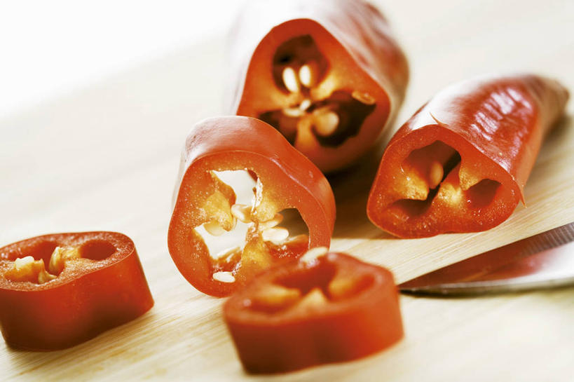 无人,横图,俯视,室内,特写,白天,白色背景,辣椒,蔬菜,金属制品,一把,切开,阴影,朦胧,模糊,新鲜,反射,金属,工具,影子,食品,案板,刀具,砧板,食物,红色,刀,切,摄影,有机食品,绿色食品,影棚,菜刀,剖面,切面,辣角,红海椒,大椒,辣虎,广椒,切菜刀,辣子,红辣椒,海椒,番椒,彩图,高角度拍摄,影棚拍摄,拍摄