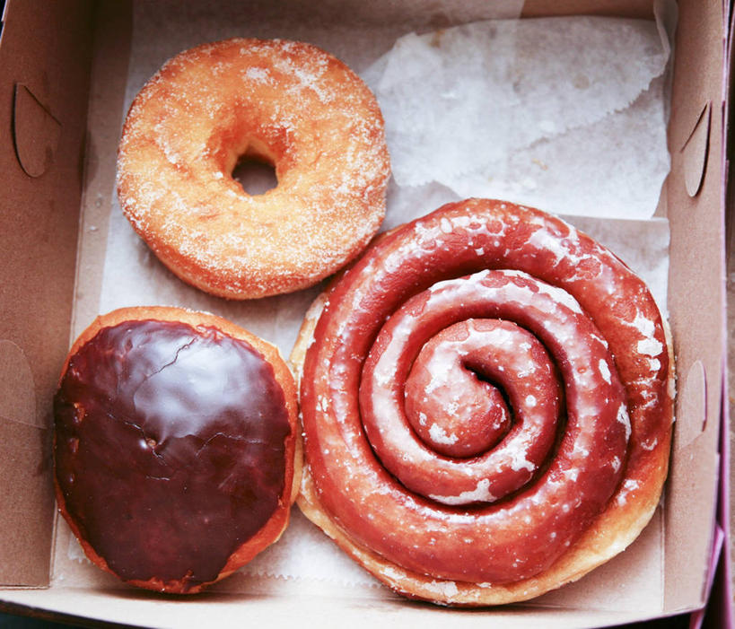 点心,面包,无人,横图,俯视,室内,特写,白天,阴影,反射,包装,影子,纸箱,调味,香料,佐料,食品,糖,糖果,面点,甜点,甜品,肉桂,食物,糕点,三个,一个,容器,箱子,甜食,巧克力,单个,朱古力,配料,纸板箱,桂皮,小圆面包,包装箱,作料,官桂,牡桂,筒桂,香桂,玉桂,彩图,高角度拍摄