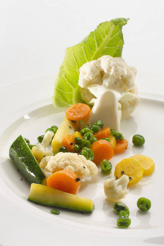 无人,竖图,俯视,室内,特写,白天,白色背景,植物,豆,萝卜,胡萝卜,黄瓜,蔬菜,餐具,叶子,一堆,许多,阴影,堆叠,堆积,新鲜,反射,碟子,盘,影子,豆类,豆子,花菜,花椰菜,西兰花,食品,绿叶,食物,盘子,碟,嫩叶,摄影,有机食品,绿色食品,影棚,堆,椰菜花,豆科,青大豆,甘蓝花,叶,叶片,青瓜,青豆,胡瓜,红萝卜,甘荀,彩图,高角度拍摄,影棚拍摄,拍摄