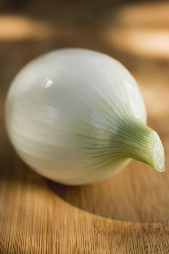 无人,竖图,俯视,室内,特写,白天,地板,蔬菜,洋葱,阴影,朦胧,模糊,新鲜,反射,影子,食品,地面,木地板,食物,一个,白色,有机食品,绿色食品,单个,玉葱,圆葱,洋葱头,球葱,葱头,彩图,高角度拍摄