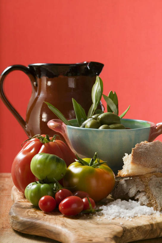 无人,竖图,室内,特写,白天,正面,桌面,桌子,橄榄,蔬菜,西红柿,小番茄,水果,一堆,许多,阴影,堆叠,堆积,红色背景,新鲜,反射,木制,壶,影子,陶瓷,调料,生食,盐,食品,果实,案板,陶瓷制品,调味品,调味料,食盐,水壶,砧板,食物,茶壶,木制品,容器,碗,摄影,有机食品,绿色食品,影棚,储藏,堆,储存,小西红柿,樱桃小番茄,珍珠小番茄,青果,白榄,樱桃番茄,圣女果,番茄,彩图,影棚拍摄,拍摄,贮存