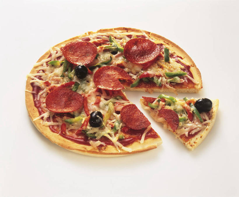 无人,横图,俯视,室内,特写,白天,白色背景,烹饪,西餐,辣椒,蔬菜,切开,阴影,新鲜,反射,影子,肉,香肠,料理,食品,披萨,匹萨,腊肠,菜肴,美食,肉类,食物,一个,快餐,切,西式,摄影,佳肴,有机食品,绿色食品,影棚,单个,比萨,剖面,肉食,彩椒,西式快餐,垃圾食品,切面,辣角,红海椒,大椒,辣虎,广椒,意大利薄饼,甜椒,柿子椒,辣子,海椒,番椒,灯笼椒,彩图,高角度拍摄,影棚拍摄,拍摄