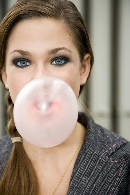 西方人,脸,头,脸颊,一个人,站,竖图,室内,特写,白天,正面,化妆,美容,欧洲,欧洲人,仅一个年轻女性,仅一个女性,仅一个人,护肤,阴影,服装,朦胧,模糊,反射,影子,食品,糖果,软糖,注视,休闲装,肩膀,食物,一个,衣服,彩妆,甜食,吹,观察,看,站着,保养,享受,休闲,休闲服,放松,保健,服饰,单个,观看,泡泡糖,察看,关注,养颜,年轻女性,女人,女性,白种人,头部,脸部,脸蛋,面部,站立,半身,彩图