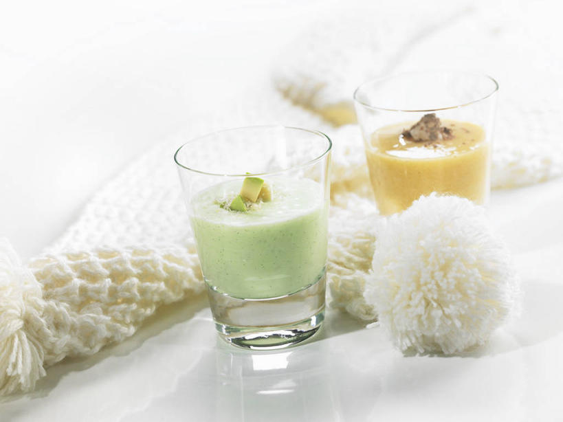 蜂蜜,无人,横图,俯视,室内,特写,白天,白色背景,杯子,帽子,水果,阴影,新鲜,反射,影子,生食,食品,果实,两杯,玻璃制品,食物,白色,水杯,酪梨,鳄梨,摄影,有机食品,绿色食品,影棚,油梨,花蜜,樟梨,止痛,编织帽,解毒,冬酿,石蜜,玻璃杯,牛油果,彩图,高角度拍摄,影棚拍摄,拍摄