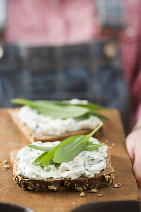 点心,面包,奶酪,一个人,站,捧,竖图,俯视,室内,特写,白天,叶子,仅一个年轻女性,仅一个女性,仅一个人,阴影,服装,裤子,朦胧,模糊,反射,影子,干酪,起司,食品,面点,绿叶,案板,芝士,营养,牛仔裤,休闲装,砧板,食物,糕点,衣服,站着,休闲,休闲服,背带裤,嫩叶,乳酪,服饰,乳制品,发酵,年轻女性,女人,女性,叶,叶片,端,端着,捧着,手捧,站立,半身,彩图,高角度拍摄