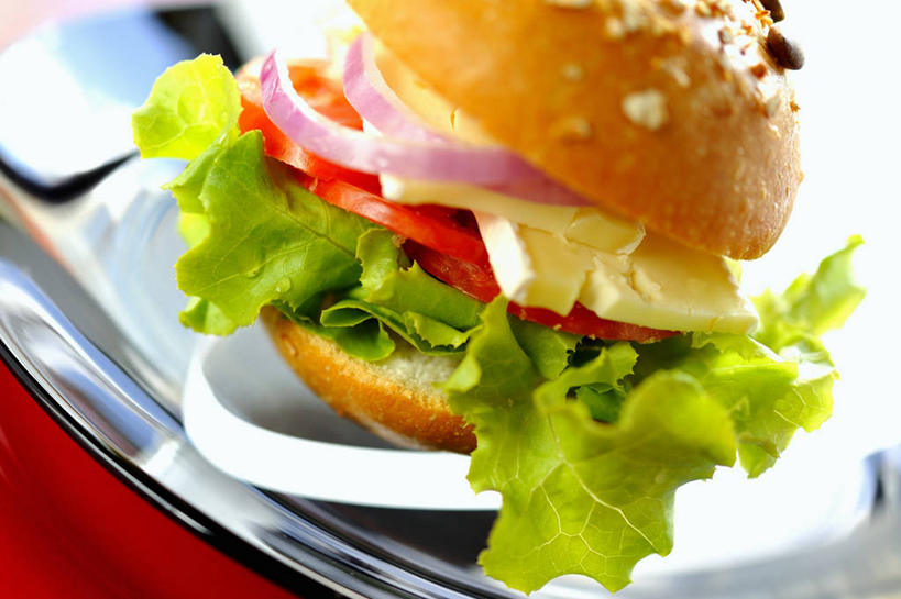 点心,面包,无人,横图,俯视,室内,特写,白天,烹饪,西餐,餐桌,桌子,西红柿,小番茄,洋葱,餐具,玻璃,阴影,朦胧,模糊,反射,碟子,盘,影子,生菜,莴苣,芝麻,汉堡,料理,食品,面点,菜肴,美食,玻璃制品,食物,糕点,一个,盘子,碟,快餐,西式,佳肴,单个,餐台,玉葱,西式快餐,垃圾食品,小圆面包,脂麻,胡麻,白麻,巨胜子,春菜,鹅仔菜,莴仔菜,千金菜,油麻,叶用莴苣,小西红柿,樱桃小番茄,珍珠小番茄,圆葱,樱桃番茄,洋葱头,圣女果,球葱,番茄,葱头,彩图,高角度拍摄