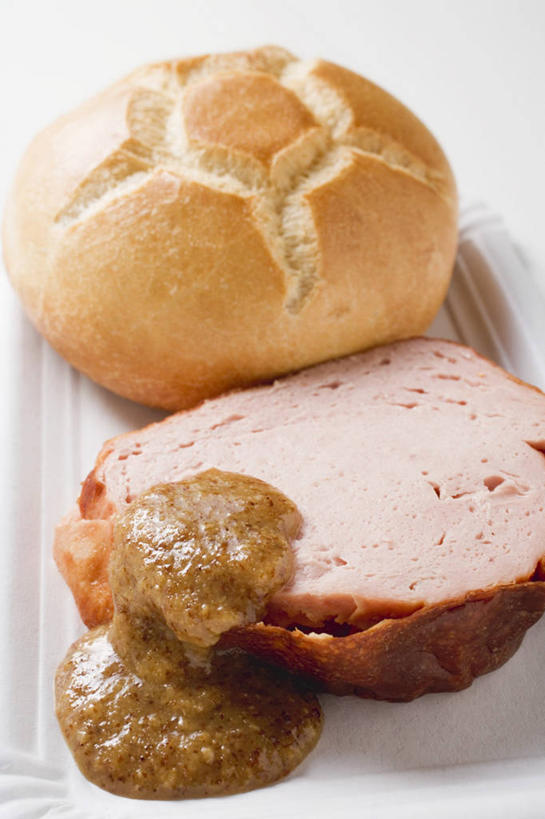 点心,面包,无人,竖图,俯视,室内,特写,白天,白色背景,阴影,反射,影子,调料,酱料,酱汁,香肠,佐料,食品,面点,腊肠,调味品,调味料,酱,食物,糕点,一个,摄影,影棚,单个,小圆面包,彩图,高角度拍摄,影棚拍摄,拍摄