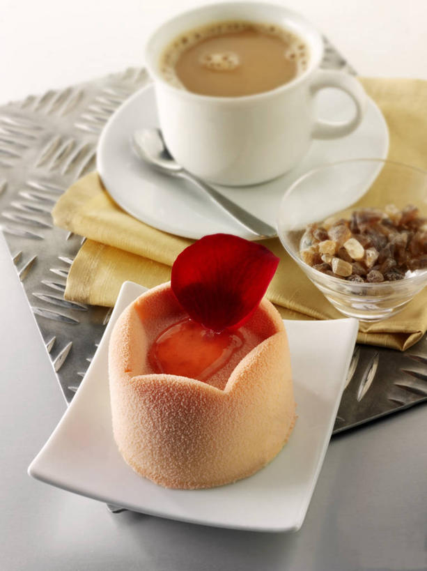 点心,咖啡,无人,竖图,俯视,室内,特写,白天,下午茶,幸福,桌面,桌子,杯子,餐具,玻璃,阴影,反射,木制,布料,瓷器,碟子,盘,影子,勺子,食品,糖,糖果,甜点,甜品,咖啡杯,陶瓷制品,一杯,布纹,娱乐,玻璃制品,桌布,食物,糕点,饮料,盘子,餐巾,木制品,容器,调羹,碟,台布,汤匙,碗,甜食,享受,休闲,温馨,放松,乐趣,储藏,提神,舒适,储存,瓷杯,醒脑,硬糖,软饮料,彩图,高角度拍摄,贮存,蛋糕