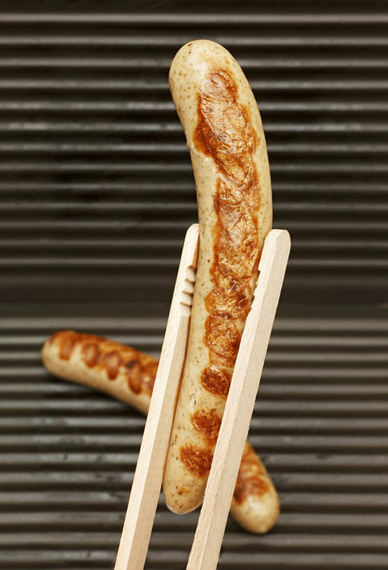 无人,竖图,俯视,室内,特写,白天,餐桌,筷子,桌子,餐具,两根,一双,阴影,反射,影子,肉,香肠,腊肠,文化,传统,猪肉,肉类,餐台,礼节,礼仪,肉食,豚肉,进餐用具,彩图,高角度拍摄