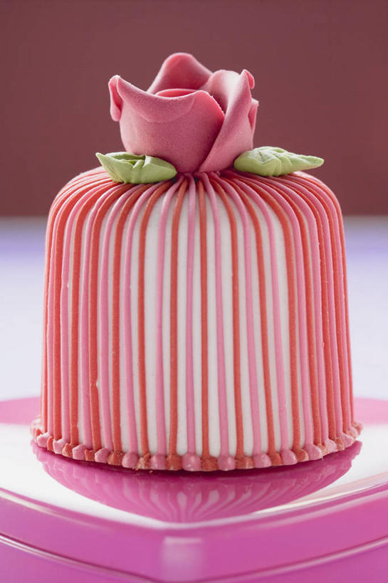 无人,竖图,俯视,室内,特写,白天,爱情,幸福,纯洁,热情,餐桌,桌子,玫瑰,叶子,情人节,阴影,节日,庆祝,装饰,盛开,反射,影子,食品,糖,糖果,甜点,甜品,绿叶,玫瑰花,软糖,浪漫,花蕾,文化,花,花瓣,花朵,鲜花,食物,一个,粉色,甜食,花苞,花蕊,庆典,温暖,温馨,嫩叶,恩爱,单个,餐台,纪念,华丽,修饰,点缀,和睦,感动,衬托,美观,雅致,雅观,尊敬,天真,刺玫花,徘徊花,叶,叶片,彩图,高角度拍摄,融洽