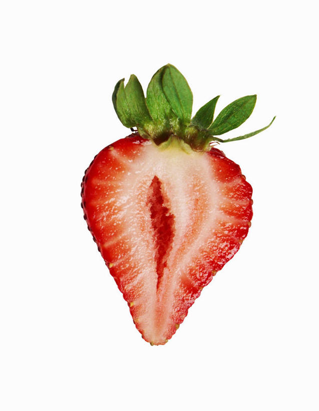 无人,竖图,俯视,室内,特写,白天,白色背景,餐桌,桌子,草莓,浆果,水果,叶子,切开,阴影,新鲜,反射,影子,生食,食品,果实,绿叶,半个,食物,红色,切,一半,嫩叶,摄影,有机食品,绿色食品,影棚,餐台,剖面,切面,叶,叶片,洋莓,水果皇后,红莓,地莓,彩图,高角度拍摄,影棚拍摄,拍摄