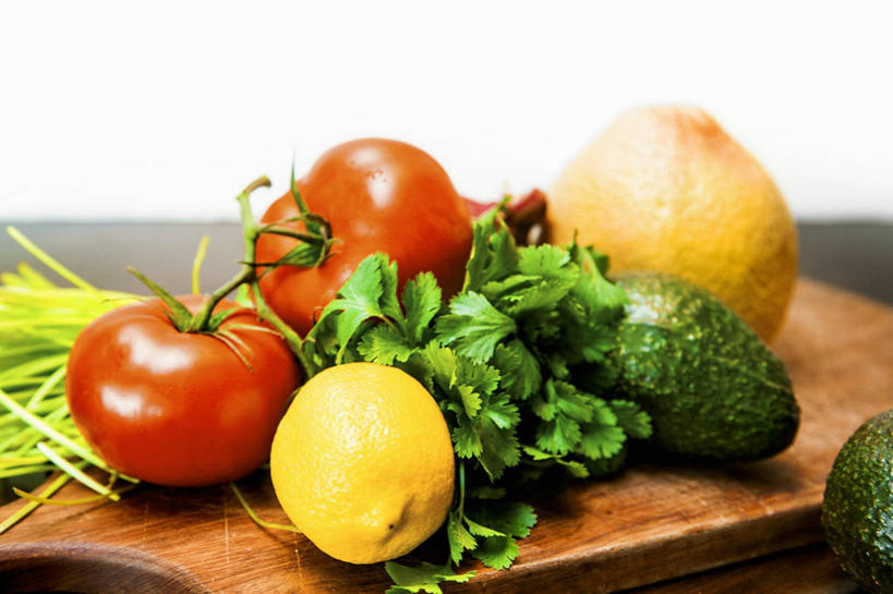 无人,横图,俯视,室内,特写,白天,餐桌,桌子,柠檬,芹菜,蔬菜,西红柿,水果,一块,阴影,新鲜,反射,木制,影子,生食,食品,果实,案板,葡萄柚,砧板,食物,木制品,酪梨,西柚,鳄梨,有机食品,绿色食品,荷兰芹,欧芹,香芹,餐台,油梨,樟梨,法香,巴西利,洋香菜,洋芫荽,法国香菜,旱芹菜,番荽,朱栾,益母果,牛油果,柠果,番茄,彩图,高角度拍摄