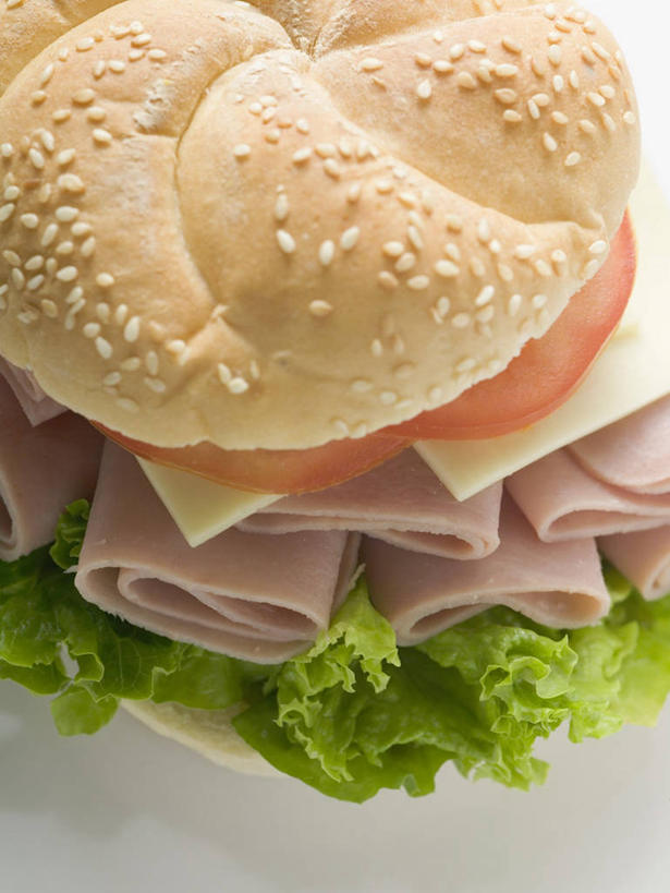 奶酪,无人,竖图,俯视,室内,特写,白天,白色背景,烹饪,西餐,餐桌,桌子,蔬菜,西红柿,阴影,新鲜,反射,影子,生菜,莴苣,肉,芝麻,干酪,起司,三明治,料理,食品,芝士,营养,火腿,猪肉,菜肴,美食,肉类,食物,腌制,一个,快餐,乳酪,西式,摄影,佳肴,有机食品,绿色食品,影棚,单个,餐台,乳制品,发酵,肉食,西式快餐,三文治,豚肉,脂麻,胡麻,白麻,巨胜子,春菜,鹅仔菜,莴仔菜,千金菜,油麻,叶用莴苣,熏制,火肉,兰熏,猪腿,番茄,彩图,高角度拍摄,影棚拍摄,拍摄