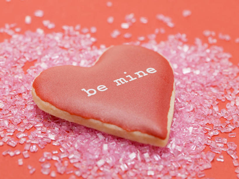 点心,无人,横图,俯视,室内,特写,白天,爱情,餐桌,桌子,一块,阴影,红色背景,爱心,反射,英文,标志,文字,影子,字符,字母,食品,曲奇,浪漫,标识,食物,红色,饼干,零食,温暖,温馨,心形,恩爱,摄影,影棚,餐台,英文字母,和睦,曲奇饼,曲奇饼干,心型,彩图,高角度拍摄,影棚拍摄,拍摄,融洽