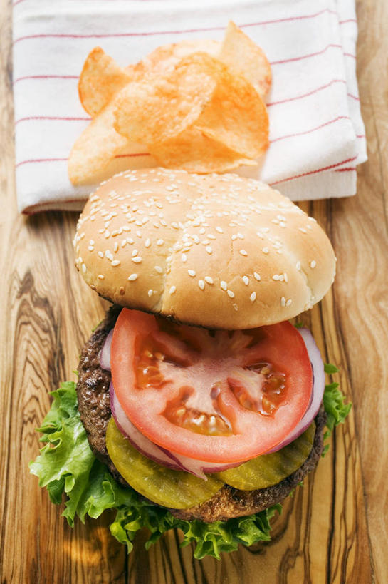 无人,竖图,俯视,室内,特写,白天,烹饪,西餐,餐桌,桌子,黄瓜,蔬菜,土豆,西红柿,洋葱,阴影,新鲜,反射,影子,汉堡,料理,食品,薯片,菜肴,美食,食物,一个,快餐,西式,佳肴,有机食品,绿色食品,单个,餐台,玉葱,西式快餐,垃圾食品,馍馍蛋,圆葱,洋芋,洋葱头,山药蛋,球葱,青瓜,马铃薯,胡瓜,番茄,葱头,彩图,高角度拍摄