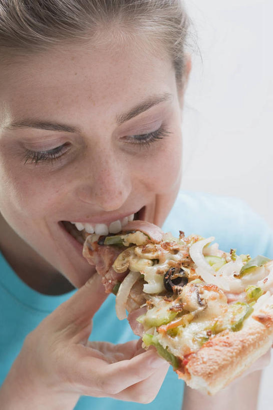 西方人,脸,头,脸颊,手,一个人,笑,吃,微笑,露齿笑,竖图,室内,特写,白天,正面,烹饪,西餐,蔬菜,欧洲,欧洲人,双手,仅一个年轻女性,仅一个女性,仅一个人,一块,切开,握,服装,朦胧,模糊,新鲜,料理,食品,披萨,匹萨,拿,拿着,注视,休闲装,菜肴,美食,肩膀,食物,衣服,蓝色,快餐,观察,看,切,休闲,手部,休闲服,西式,握着,服饰,佳肴,有机食品,绿色食品,观看,察看,比萨,关注,剖面,西式快餐,垃圾食品,切面,意大利薄饼,年轻女性,女人,女性,白种人,头部,脸部,脸蛋,面部,嚼,食,半身,彩图