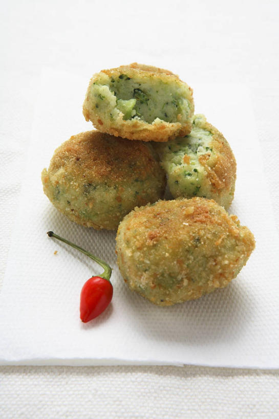 无人,竖图,俯视,室内,特写,白天,白色背景,餐桌,桌子,蔬菜,餐具,一堆,阴影,堆叠,堆积,新鲜,反射,碟子,盘,影子,花菜,花椰菜,西兰花,油炸,食品,食物,一个,盘子,碟,金色,摄影,有机食品,绿色食品,影棚,单个,餐台,堆,椰菜花,甘蓝花,彩图,高角度拍摄,影棚拍摄,拍摄