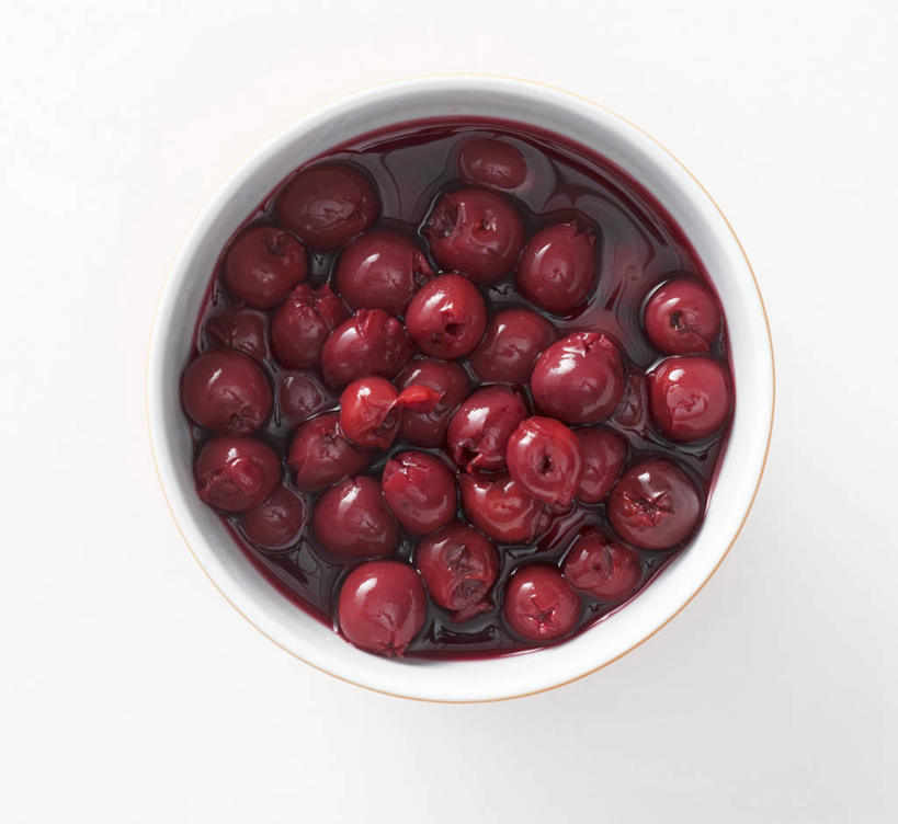 无人,横图,俯视,室内,特写,白天,白色背景,餐桌,桌子,樱桃,水果,一堆,许多,阴影,堆叠,堆积,新鲜,反射,影子,陶瓷,生食,食品,果实,陶瓷制品,很多,食物,一个,红色,容器,碗,摄影,有机食品,绿色食品,影棚,单个,餐台,储藏,堆,储存,樱珠,莺桃,英桃,楔桃,牛桃,荆桃,彩图,高角度拍摄,影棚拍摄,拍摄,贮存