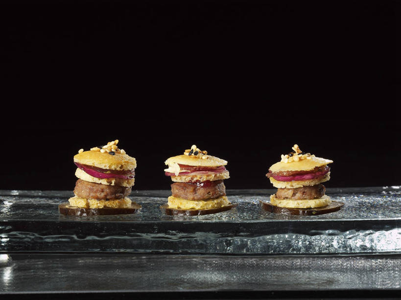 无人,横图,室内,特写,白天,正面,烹饪,西餐,餐桌,桌子,一排,阴影,黑色背景,整齐,反射,影子,肉,汉堡,牛肉,料理,食品,菜肴,美食,肉类,食物,排列,三个,快餐,西式,摄影,佳肴,影棚,餐台,队列,肉食,西式快餐,垃圾食品,彩图,影棚拍摄,拍摄