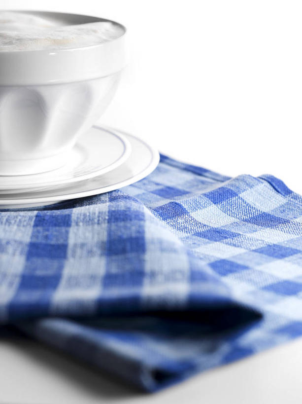 咖啡,无人,竖图,俯视,室内,特写,白天,白色背景,幸福,餐桌,桌子,杯子,阴影,反射,布料,瓷器,影子,咖啡杯,陶瓷制品,一杯,布纹,娱乐,桌布,饮料,一个,餐巾,台布,享受,休闲,温馨,放松,乐趣,摄影,影棚,单个,餐台,提神,舒适,瓷杯,醒脑,软饮料,彩图,高角度拍摄,影棚拍摄,拍摄