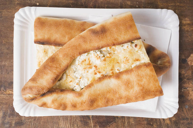 点心,面包,奶酪,无人,横图,俯视,室内,特写,白天,餐桌,桌子,餐具,切开,阴影,反射,碟子,盘,影子,干酪,起司,食品,面点,芝士,营养,食物,糕点,一个,盘子,碟,切,乳酪,单个,餐台,乳制品,发酵,剖面,切面,彩图,高角度拍摄