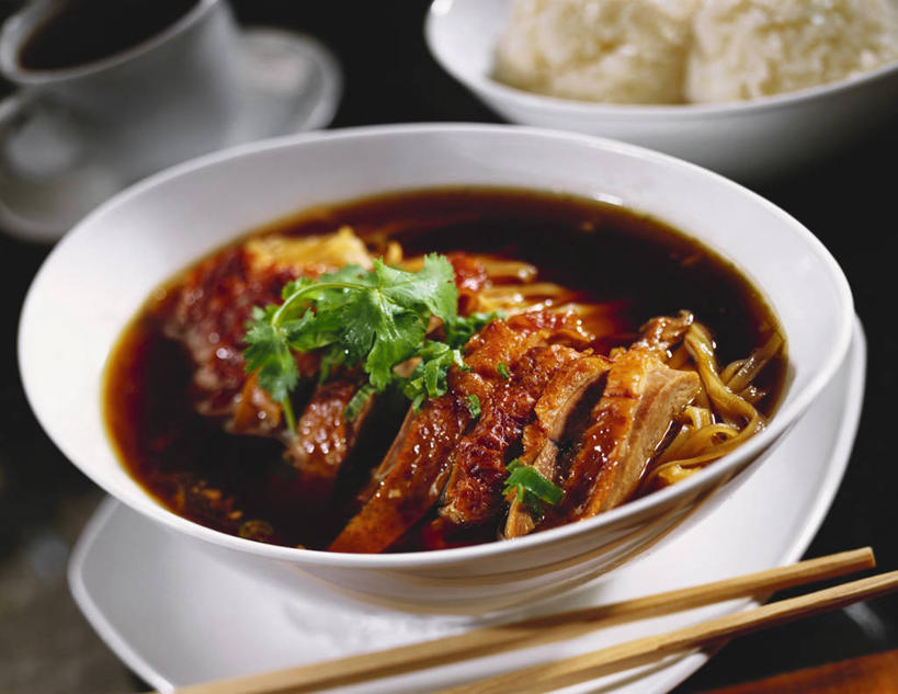 无人,横图,俯视,室内,特写,白天,烹饪,中餐,餐桌,筷子,桌子,杯子,餐具,叶子,一双,许多,切开,阴影,装饰,反射,瓷器,碟子,盘,影子,陶瓷,调料,肉,料理,食品,绿叶,咖啡杯,陶瓷制品,调味品,很多,调味料,文化,传统,酱油,鸭肉,菜肴,美食,肉类,食物,盘子,容器,碟,碗,切,中式,嫩叶,佳肴,餐台,储藏,礼节,华丽,修饰,点缀,配菜,储存,瓷杯,礼仪,剖面,肉食,切面,衬托,美观,雅致,雅观,豉油,叶,叶片,进餐用具,彩图,高角度拍摄,贮存