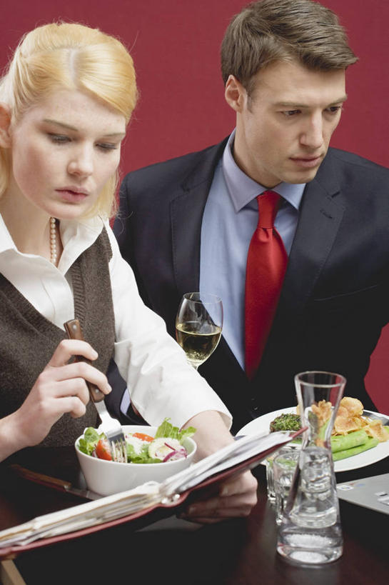 西方人,两个人,同事,商务人士,商务男性,商务女性,办公室,坐,竖图,室内,白天,正面,衬衫,成功,合作,团队,集体,信心,电脑,笔记本电脑,家具,桌子,蔬菜,餐具,欧洲,欧洲人,握,套装,新鲜,网络,叉子,陶瓷,办公桌,生食,蔬菜沙拉,沙拉,食品,记事本,陶瓷制品,拿,拿着,注视,通讯设备,色拉,队伍,沙律,食物,本子,笔记本,容器,碗,观察,看,握着,有机食品,绿色食品,观看,色拉酱,储藏,察看,无线,领导,成就,储存,关注,千岛酱,通信设备,商务装,无线网络,合伙,领袖,无线上网,便携式电脑,工薪阶层,餐叉,办公家具,手提电脑,男人,男性,年轻男性,年轻女性,女人,女性,白种人,白领,上班族,进餐用具,坐着,半身,彩图,衬衣,贮存