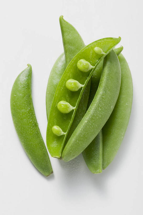 无人,竖图,俯视,室内,特写,白天,白色背景,植物,餐桌,桌子,蔬菜,一堆,阴影,堆叠,堆积,新鲜,反射,影子,豆类,豆子,豌豆,食品,荷兰豆,食物,绿色,摄影,有机食品,绿色食品,影棚,餐台,堆,雪豆,豆科,寒豆,毕豆,麻累,国豆,小寒豆,麦豌豆,彩图,高角度拍摄,影棚拍摄,拍摄