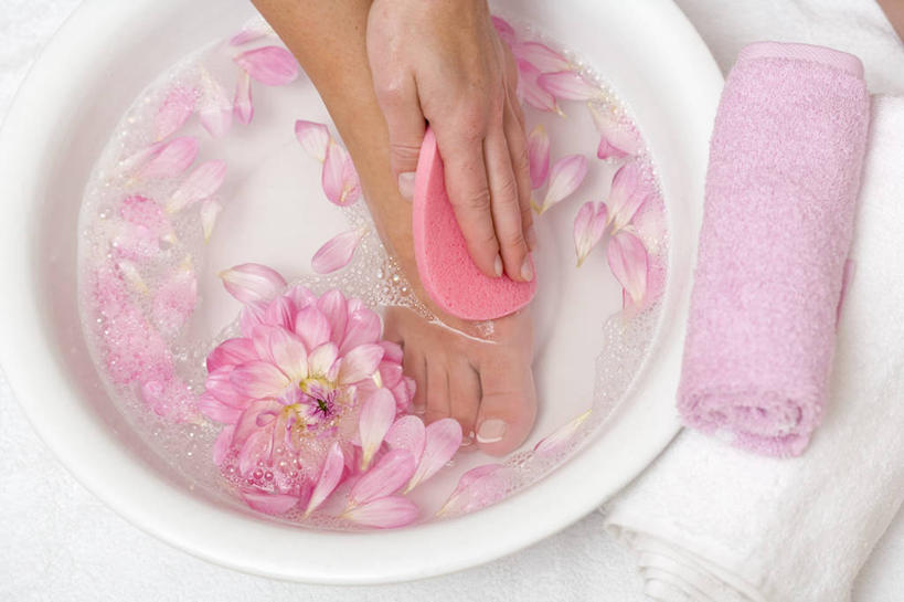 西方人,手,腿部,脚,脚趾,脚趾甲,腿,一个人,横图,俯视,室内,特写,白天,爱情,按摩,化妆,美容,幸福,纯洁,热情,玫瑰,欧洲,欧洲人,仅一个年轻女性,仅一个女性,仅一个人,擦,抚摸,护肤,握,阴影,盛开,反射,纺织物,海绵,盆,影子,玫瑰花,浪漫,拿,花蕾,拿着,花,花瓣,花朵,鲜花,容器,毛巾,花苞,花蕊,清洁,保养,享受,休闲,温暖,温馨,手部,恩爱,放松,擦拭,握着,SPA水疗,保健,温泉浴场,储藏,保暖,单手,和睦,储存,感动,透气,养颜,防水,洗脸海绵,洗脸扑,洗脸绵,尊敬,储水,耐磨,吸水,揩擦,拭,天真,刺玫花,徘徊花,年轻女性,女人,女性,白种人,脚指甲,矿泉疗养地,半身,彩图,高角度拍摄,水疗,融洽,贮存,轻抚