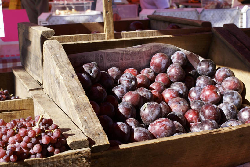 无人,横图,室外,白天,正面,购物,消费,李子,水果,一堆,许多,阴影,堆叠,堆积,新鲜,光线,木制,木盒,影子,生食,食品,果实,集市,市场,很多,食物,紫色,阳光,木制品,容器,金融,有机食品,绿色食品,储藏,堆,储存,选购,贸易,红李,鸡血李,杏李,彩图,贮存