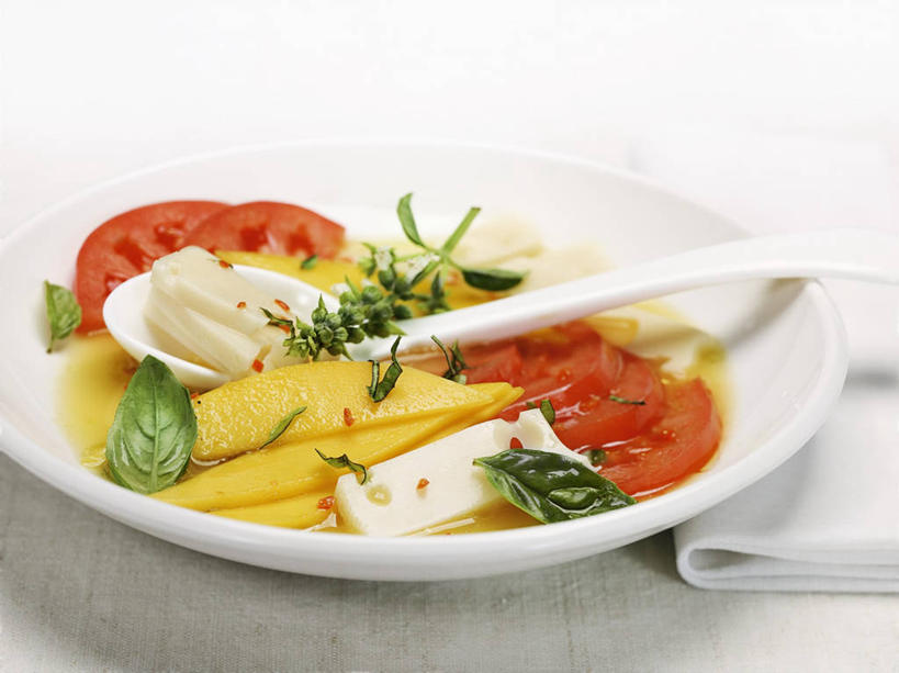 奶酪,无人,横图,俯视,室内,特写,白天,白色背景,餐桌,桌子,芒果,蔬菜,西红柿,餐具,水果,阴影,朦胧,模糊,新鲜,反射,碟子,盘,影子,勺子,生食,干酪,起司,沙拉,食品,果实,芝士,营养,色拉,沙律,水果沙拉,食物,两个,盘子,调羹,碟,汤匙,乳酪,摄影,有机食品,绿色食品,影棚,餐台,色拉酱,乳制品,千岛酱,发酵,望果,蜜望,檬果,闷果,漭果,杧果,庵波罗果,番茄,彩图,高角度拍摄,影棚拍摄,拍摄