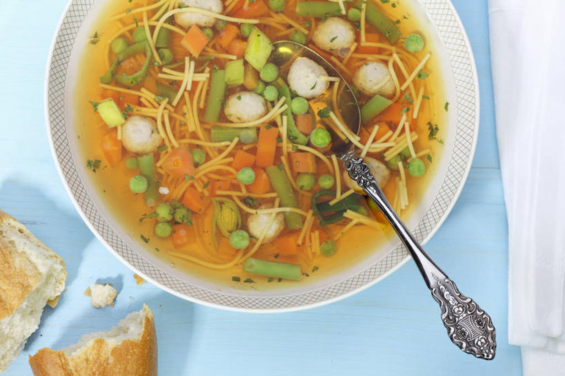 点心,面包,无人,横图,俯视,室内,特写,白天,植物,餐桌,桌子,豆,蔬菜,阴影,新鲜,反射,影子,勺子,陶瓷,豆类,豆子,汤,食品,面点,陶瓷制品,食物,糕点,两个,容器,调羹,汤匙,碗,有机食品,绿色食品,餐台,储藏,储存,豆科,青大豆,青豆,彩图,高角度拍摄,贮存