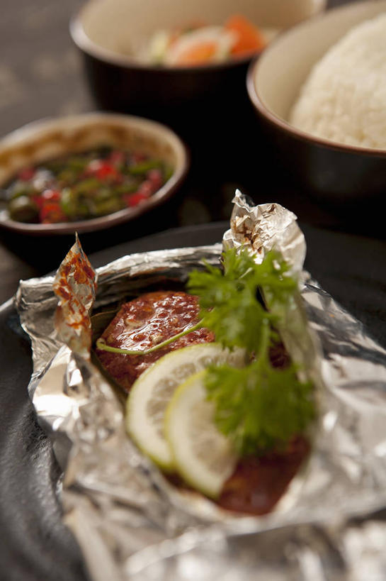 海鲜,无人,竖图,俯视,室内,特写,白天,烧烤,餐桌,桌子,餐具,阴影,反射,鱼,包装,包装纸,碟子,铝箔纸,盘,锡箔纸,影子,纸,陶瓷,肉,鱼肉,烤架,陶瓷制品,纸张,烤肉,水产,肉类,鱼类,海洋生物,三个,盘子,容器,碟,碗,铁架,餐台,储藏,包装材料,储存,水生动物,海产品,水生物,肉食,锡箔,海底动物,铝箔,彩图,高角度拍摄,贮存