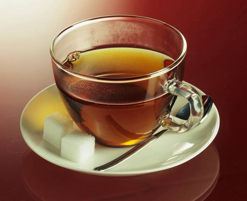 无人,横图,俯视,室内,特写,白天,幸福,餐桌,茶,桌子,杯子,餐具,玻璃,阴影,反射,碟子,盘,影子,勺子,调料,红茶,茶叶,糖,调味品,一杯,调味料,娱乐,方糖,玻璃制品,三个,盘子,水杯,调羹,碟,汤匙,享受,休闲,温馨,放松,乐趣,摄影,影棚,餐台,提神,舒适,醒脑,半方糖,白方糖,茶杯,彩图,高角度拍摄,影棚拍摄,拍摄