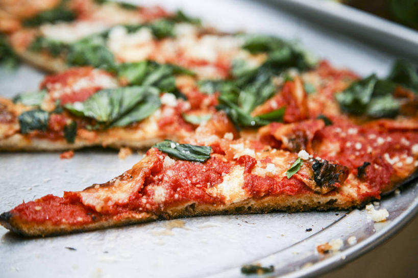 奶酪,无人,横图,俯视,室内,特写,白天,烹饪,西餐,桌面,桌子,菠菜,蔬菜,西红柿,餐具,阴影,朦胧,模糊,新鲜,反射,木制,碟子,盘,影子,干酪,起司,料理,食品,披萨,匹萨,芝士,营养,菜肴,美食,食物,一个,盘子,木制品,碟,快餐,乳酪,西式,佳肴,有机食品,绿色食品,单个,乳制品,比萨,发酵,西式快餐,垃圾食品,意大利薄饼,鹦鹉菜,鼠根菜,角菜,红嘴绿鹦哥,番茄,赤根菜,菠薐菜,波斯草,彩图,高角度拍摄