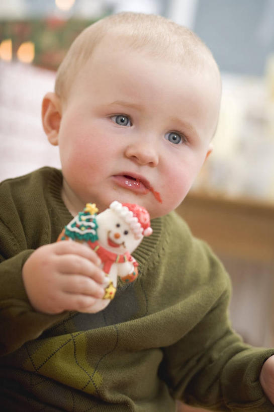 点心,西方人,婴儿,儿童,脸,头,脸颊,手,一个人,竖图,室内,特写,白天,正面,纯洁,欧洲,圣诞节,欧洲人,仅一个人,握,服装,节日,朦胧,模糊,庆祝,食品,曲奇,拿,拿着,注视,休闲装,文化,食物,小孩,衣服,饼干,零食,观察,看,庆典,休闲,手部,休闲服,可爱,握着,服饰,活泼,观看,纪念,单手,察看,关注,宝宝,曲奇饼,曲奇饼干,纯真,烂漫,无邪,伶俐,天真,白种人,孩子,头部,脸部,脸蛋,面部,半身,彩图