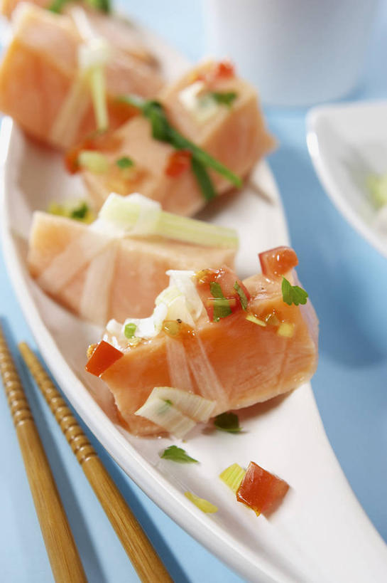 生鱼片,无人,竖图,俯视,室内,特写,白天,烹饪,西餐,筷子,桌面,桌子,餐具,水果,一双,阴影,朦胧,模糊,新鲜,反射,木制,碟子,盘,影子,肉,生食,鱼肉,鱼片,料理,食品,果实,文化,传统,菜肴,美食,肉类,食物,一个,盘子,木制品,碟,西式,佳肴,有机食品,绿色食品,单个,礼节,礼仪,肉食,酸橙,沙西米,代代,进餐用具,橙子,橙,彩图,高角度拍摄,刺身