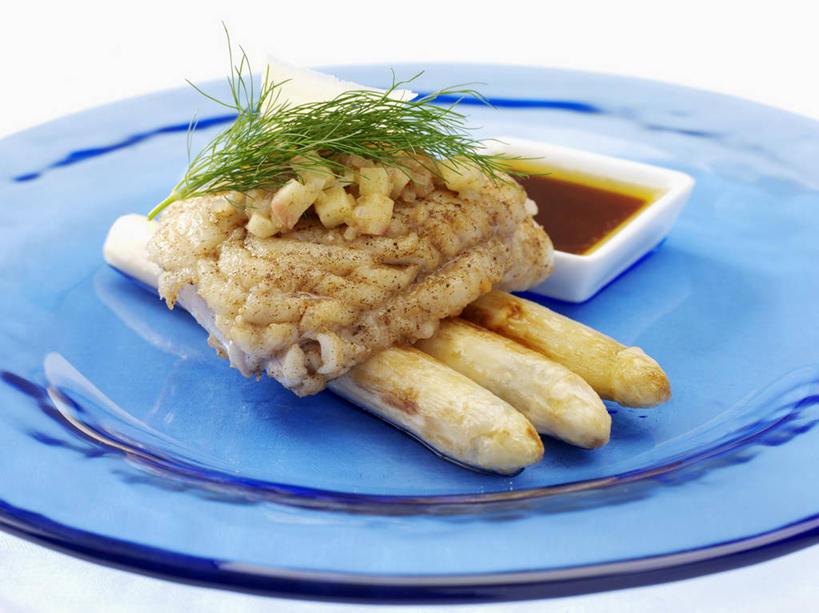 海鲜,无人,横图,俯视,室内,特写,白天,白色背景,烹饪,西餐,桌面,桌子,芦笋,蔬菜,餐具,阴影,新鲜,反射,木制,鱼,碟子,盘,影子,陶瓷,调料,肉,鱼肉,料理,食品,陶瓷制品,调味品,调味料,酱油,水产,菜肴,美食,肉类,鱼类,海洋生物,食物,一个,盘子,木制品,容器,碟,碗,西式,摄影,佳肴,有机食品,绿色食品,影棚,单个,储藏,迷迭香,储存,水生动物,海产品,水生物,肉食,海底动物,海洋之露,豉油,猪尾巴,药鸡豆子,石刁柏,蚂蚁杆,龙须菜,狼尾巴根,彩图,高角度拍摄,影棚拍摄,拍摄,贮存