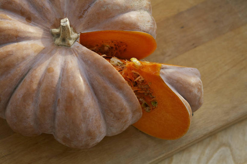 无人,横图,俯视,室内,特写,白天,桌面,桌子,南瓜,蔬菜,切开,阴影,新鲜,反射,木制,影子,金瓜,食品,番瓜,食物,一个,黄色,木制品,切,有机食品,绿色食品,单个,麦瓜,倭瓜,剖面,切面,彩图,高角度拍摄