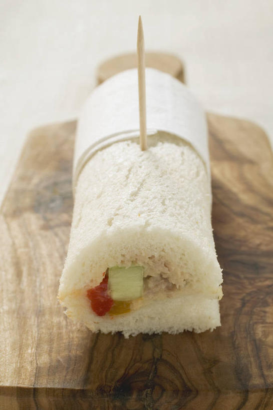 点心,海鲜,面包,无人,竖图,俯视,室内,特写,白天,白色背景,烹饪,西餐,桌面,桌子,阴影,反射,木制,鱼,影子,肉,鱼肉,三明治,料理,食品,面点,案板,鲔鱼,水产,金枪鱼,菜肴,美食,肉类,鱼类,竹签,海洋生物,砧板,食物,糕点,木制品,快餐,西式,摄影,佳肴,影棚,吞拿鱼,水生动物,海产品,水生物,肉食,西式快餐,海底动物,白面包,三文治,取食签,彩图,高角度拍摄,影棚拍摄,拍摄