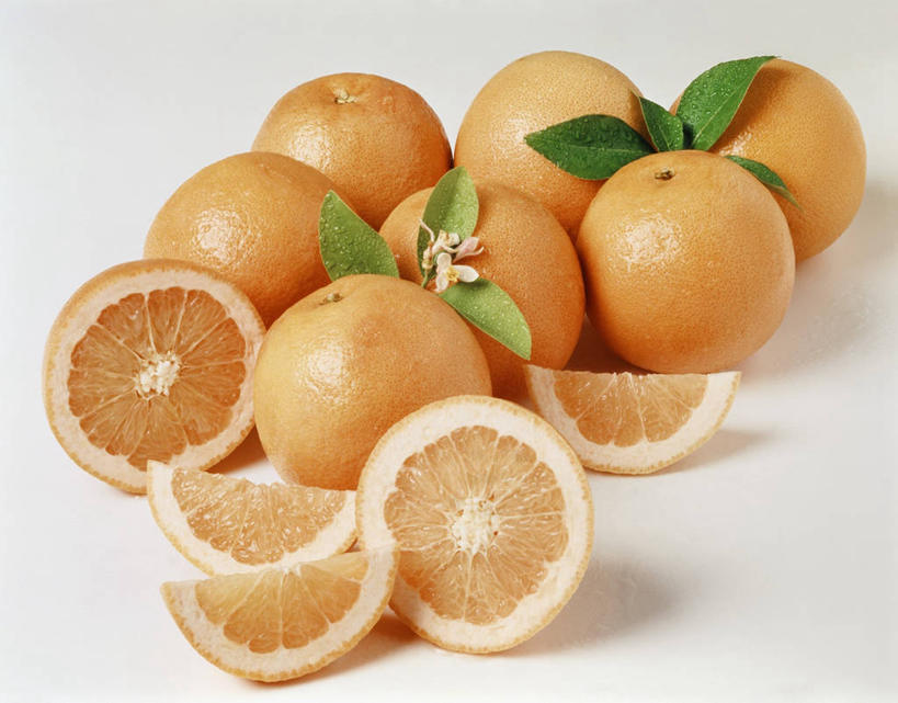 无人,横图,俯视,室内,特写,白天,白色背景,植物,桌面,桌子,水果,叶子,许多,切开,阴影,新鲜,盛开,反射,木制,纹理,影子,生食,食品,果实,绿叶,很多,花蕾,葡萄柚,花,花瓣,花朵,鲜花,食物,黄色,绿色,木制品,花苞,花蕊,西柚,切,嫩叶,摄影,有机食品,绿色食品,影棚,剖面,切面,肌理,朱栾,叶,叶片,叶脉,彩图,高角度拍摄,影棚拍摄,拍摄