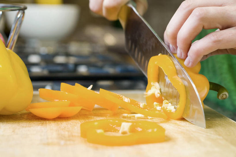 西方人,手,一个人,站,横图,俯视,室内,特写,白天,桌面,桌子,辣椒,蔬菜,金属制品,欧洲,欧洲人,双手,仅一个年轻女性,仅一个女性,仅一个人,切开,握,阴影,服装,朦胧,模糊,新鲜,反射,金属,木制,工具,影子,食品,刀具,拿,拿着,休闲装,食物,衣服,黄色,木制品,刀,切,站着,休闲,手部,休闲服,握着,服饰,有机食品,绿色食品,菜刀,剖面,彩椒,切面,辣角,红海椒,大椒,辣虎,广椒,切菜刀,年轻女性,女人,女性,白种人,甜椒,柿子椒,辣子,海椒,番椒,灯笼椒,站立,半身,彩图,高角度拍摄