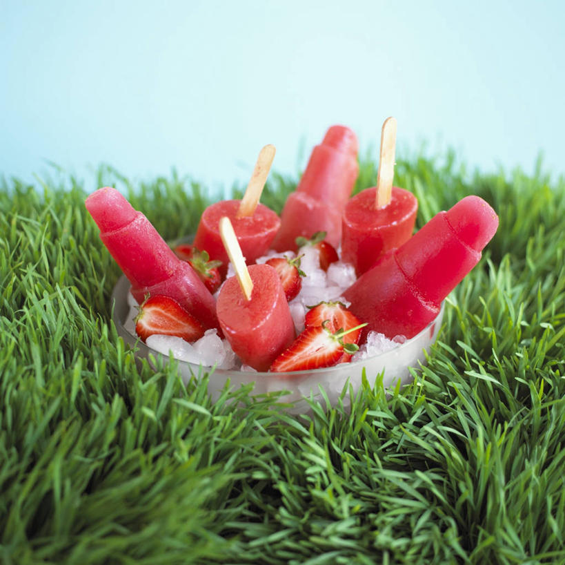 无人,横图,俯视,室内,特写,白天,草地,草坪,植物,桌面,桌子,草莓,浆果,水果,玻璃,阴影,蓝色背景,新鲜,反射,木制,影子,生食,食品,果实,清凉,棒冰,冰棍,玻璃制品,草,食物,一个,绿色,木制品,容器,碗,冷饮,舒服,摄影,有机食品,绿色食品,影棚,单个,储藏,解暑,冰棒,储存,解渴,舒爽,消暑,冰条,洋莓,水果皇后,红莓,地莓,彩图,高角度拍摄,影棚拍摄,拍摄,贮存