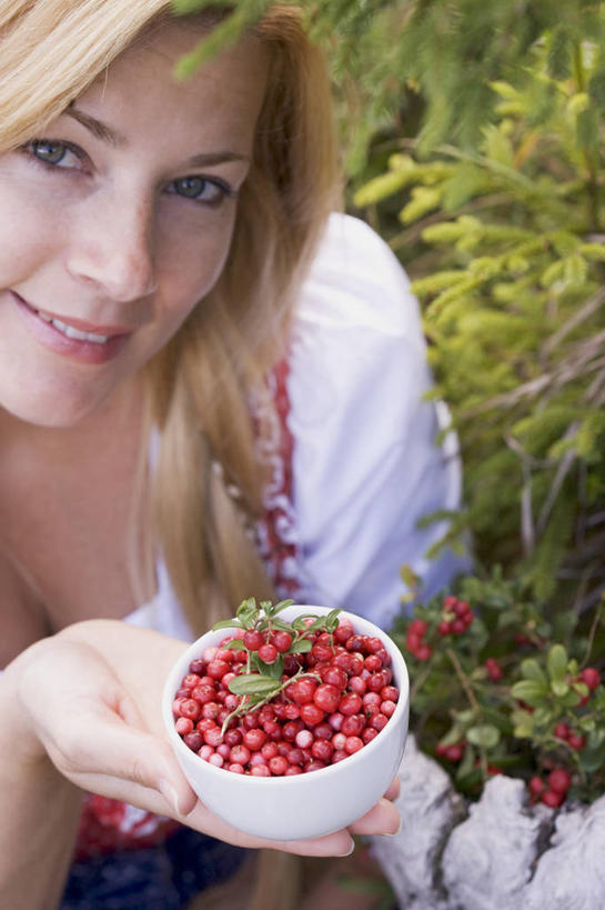 西方人,脸,头,脸颊,手,一个人,捧,笑,微笑,露齿笑,竖图,俯视,室外,特写,白天,植物,浆果,水果,欧洲,欧洲人,仅一个年轻女性,仅一个女性,仅一个人,一堆,许多,堆叠,堆积,服装,朦胧,模糊,新鲜,陶瓷,生食,食品,果实,陶瓷制品,很多,注视,休闲装,树,树木,食物,一个,衣服,红色,绿色,自然,容器,碗,观察,看,休闲,手部,休闲服,服饰,有机食品,绿色食品,生长,单个,成长,观看,储藏,堆,单手,察看,储存,关注,年轻女性,女人,女性,白种人,头部,脸部,脸蛋,面部,端,端着,捧着,手捧,抬头,仰头,半身,彩图,高角度拍摄,贮存