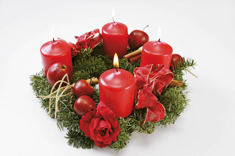 无人,横图,俯视,室内,特写,白天,白色背景,爱情,幸福,纯洁,热情,桌面,桌子,玫瑰,蜡烛,圣诞节,阴影,节日,庆祝,装饰,盛开,反射,光线,木制,花环,火焰,影子,烛光,玫瑰花,浪漫,燃烧,花蕾,文化,花,花瓣,花朵,鲜花,红色,木制品,花苞,花蕊,点燃,庆典,温暖,温馨,恩爱,摄影,影棚,纪念,华丽,修饰,圣诞花环,点缀,和睦,感动,衬托,美观,雅致,雅观,尊敬,圣诞圈,天真,刺玫花,徘徊花,彩图,高角度拍摄,影棚拍摄,拍摄,融洽