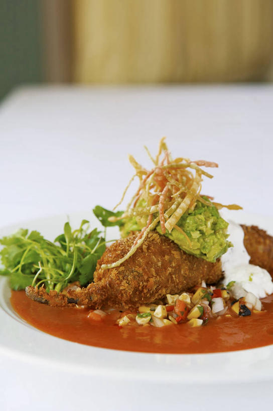 奶酪,无人,竖图,俯视,室内,特写,白天,桌面,桌子,辣椒,蔬菜,餐具,阴影,朦胧,模糊,新鲜,反射,木制,碟子,盘,影子,生菜,莴苣,肉,干酪,起司,食品,芝士,营养,肉类,食物,一个,盘子,木制品,碟,乳酪,有机食品,绿色食品,单个,乳制品,发酵,肉食,彩椒,辣角,红海椒,大椒,辣虎,广椒,春菜,鹅仔菜,莴仔菜,千金菜,叶用莴苣,奶油生菜,甜椒,柿子椒,辣子,海椒,番椒,灯笼椒,彩图,高角度拍摄